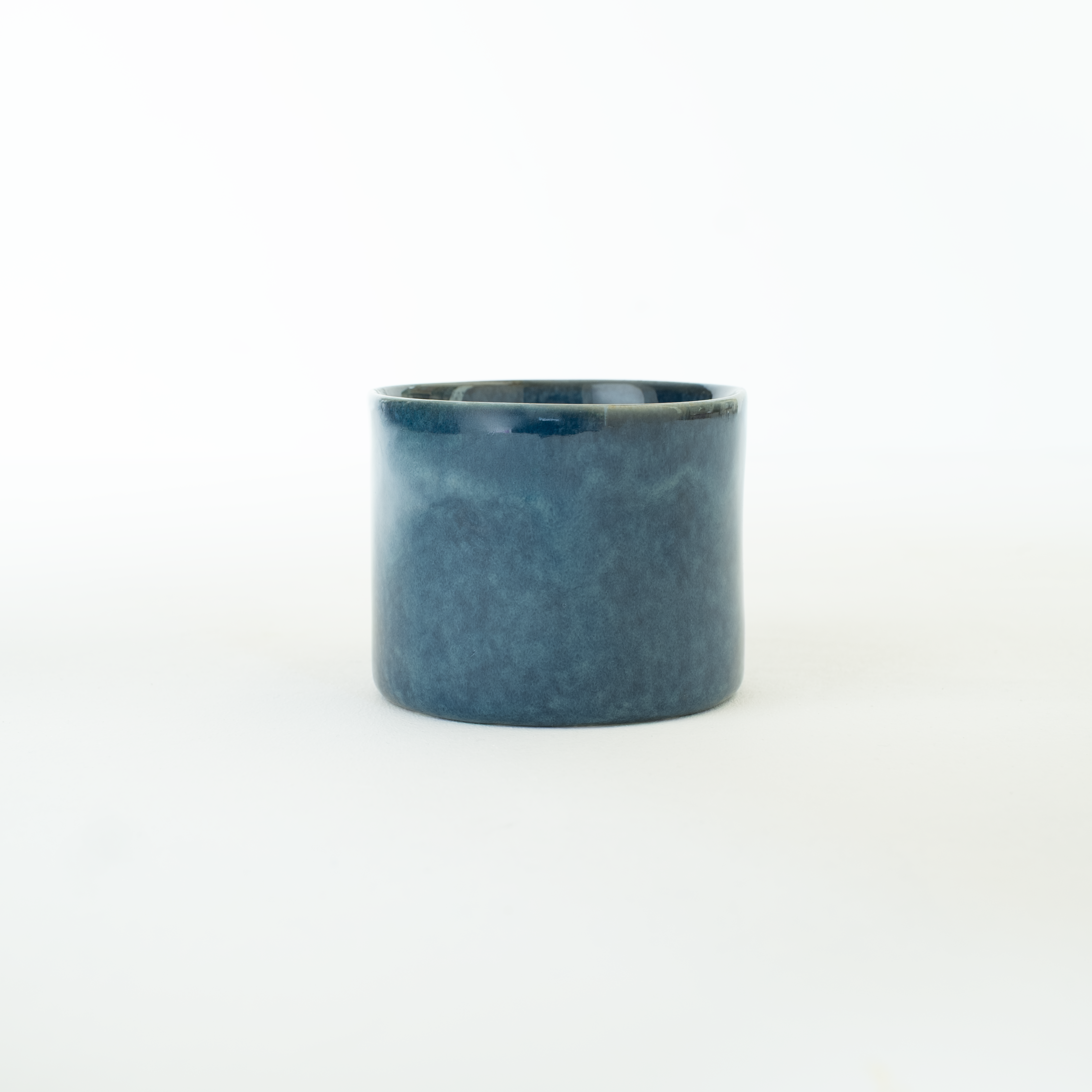 Seramik stoneware ve porselen bardakların kahve ve çay için karşılaştırılması